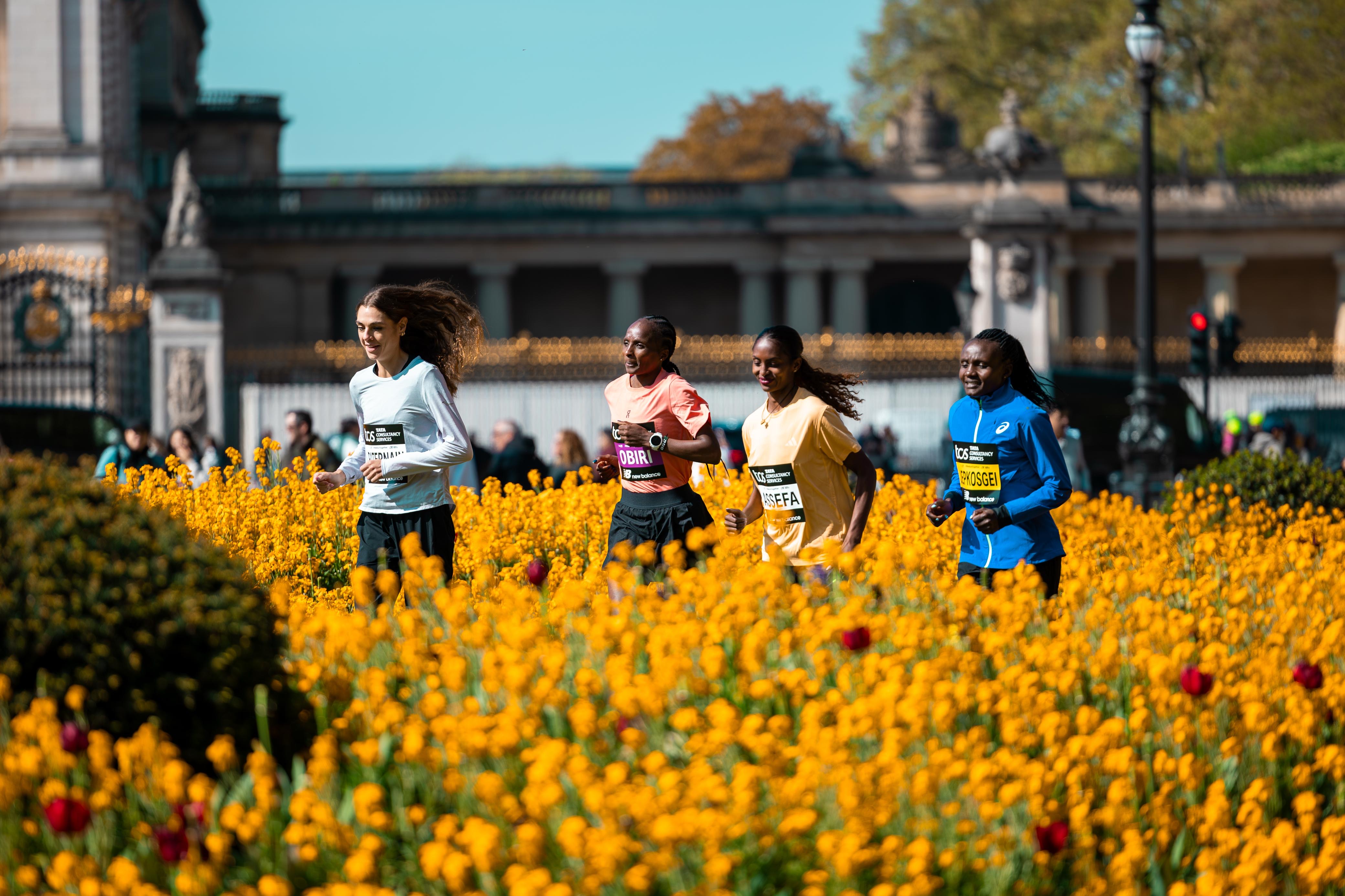 Women's elite field past Buckingham Palace, TCS London Marathon 2026